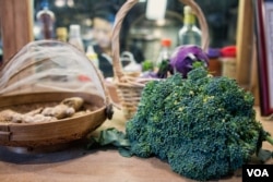 比起超市来，书店里的蔬菜具有新鲜、在地、有机等特点，其销售利润主要用来资助农村儿童的教育。（美国之音记者方正拍摄）