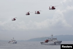 រូបឯកសារ៖ ឧទ្ធម្ភាគចក្រ និង​កប៉ាល់​យាមកាម​របស់​កោះតៃវ៉ាន​នៅ​តំបន់​ឆ្នេរ Kaohsiung ភាគ​ខាង​ត្បូង​កោះតៃវ៉ាន់ កាលពីថ្ងៃទី៦ ខែមិថុនា ឆ្នាំ២០១៦។