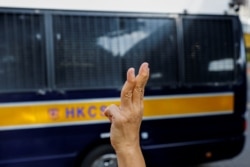 支持民主派的示威者，被称为“王婆婆”的王凤瑶女士(Alexandra Wong)在2021年9月10日在一辆囚车抵达西九龙裁判法院大楼时向车内的支联会被告挥手致意