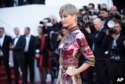 中国歌星和演员李宇春在第70届戛纳国际电影节走红地毯（2017年5月19日）。她因为荣获《超级女声》大赛冠军而一战成名。