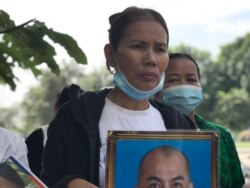 អ្នកស្រី សេង ចាន់ថន ភរិយាលោក​ស៊ុន ធន់​ អតីតមន្ត្រីក្រុមប្រឹក្សា​គណបក្សសង្គ្រោះ​ជាតិ​ខេត្ត​កំពង់​ធំ។ (ហ៊ុល រស្មី/វីអូអេ)