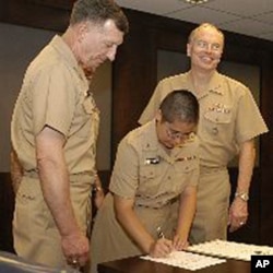 首位美军佛教神职人员签署誓词