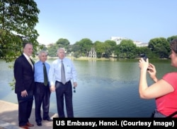 Senator John McCain ketika berkunjung ke Hanoi, Vietnam.