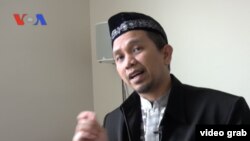 Ustadz Fahmi Zubir, di Imaam Center, Silver Spring, Maryland. (Foto: VOA/Videograb)