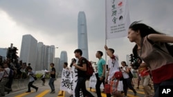 Para mahasiswa memadati jalanan distrik finansial Hong Kong (24/9).