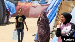 آوارگان فلسطینی در رفح واقع در جنوب باریکه غزه، چسبیده به مرز مصر - آرشیو