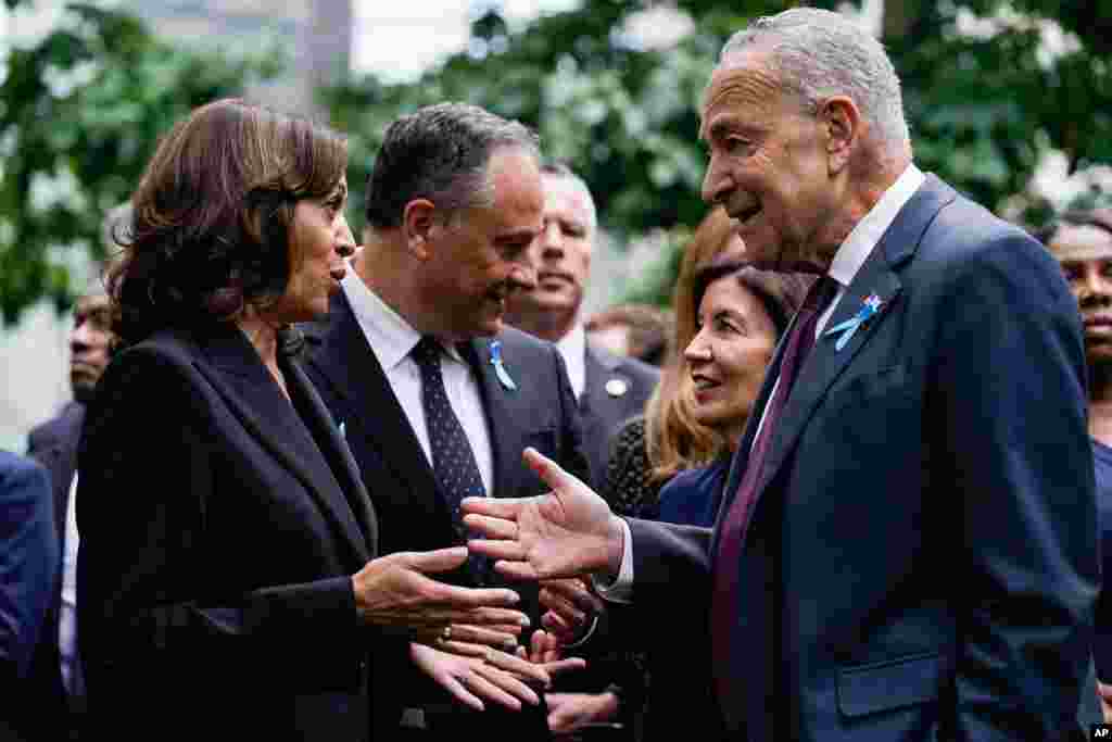 Makamu Rais Kamala Harris na mumewe Doug Emhoff akizungumza na Seneta Chuck Shumer mjini New York wakati wa sherehe za kuadhimisha miaka 21 ya mashambulio ya Septemba 11.