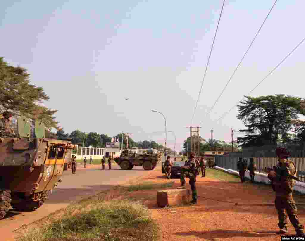 French soldiers stand ready at a checkpoint in Bangui, Central African Republic, Dec. 22, 2013. Idriss Fall/VOA