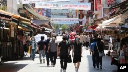 មនុស្ស​ម្នា​កំពុង​ដើរ​នៅ​កន្លែង​ដើរទិញ​ទំនិញ នៅ​ទីក្រុង​សេអ៊ូល ប្រទេស​កូរ៉េ​ខាង​ត្បូង កាល​ពី​ខែ​មិថុនា ២០២០។