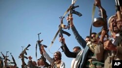 Rebelles Houthis, les bras levés, lors d'une réunion pour montrer leur soutien aux pourparlers de paix à Sanaa, Yémen. (AP Photo / Hani Mohammed, Archives)