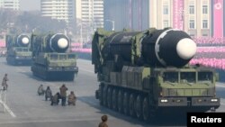 지난 9일 평양에서 열린 건군절 70주년 열병식에 등장한 화성-15형 탄도미사일과 이동식발사차량.