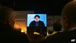 Pimpinan Hizbullah Hassan Nasrallah berbicara melalui video kepada para pendukungnya dalam upacara menandai tewasnya enam pejuang Hisbullah dalam serangan Israel (30/1). 