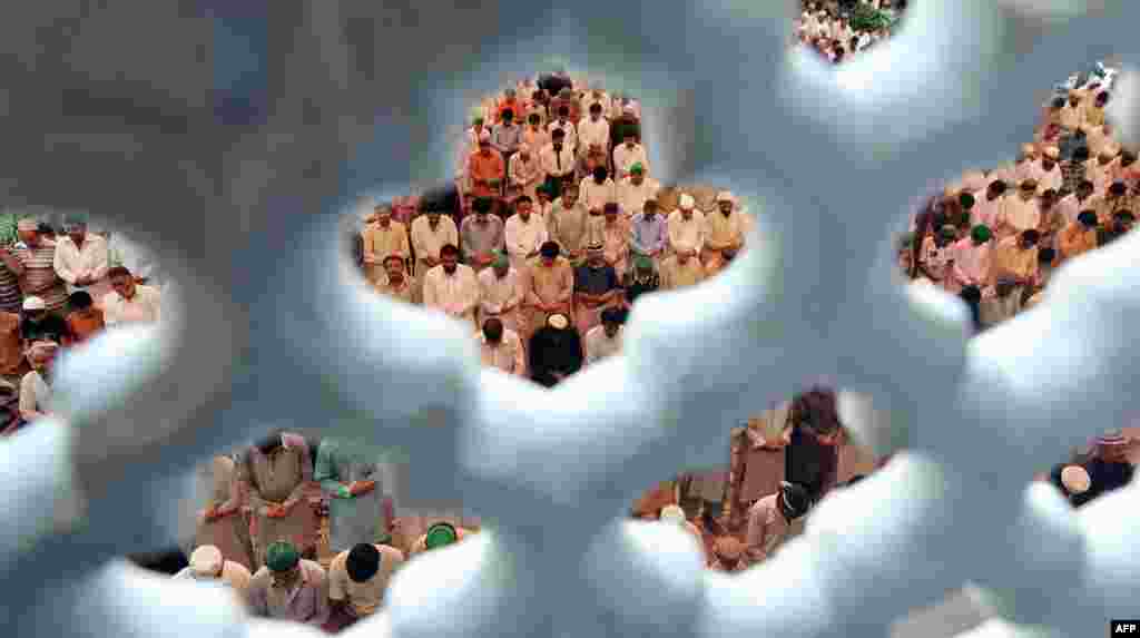Kaum Muslim Pakistan melaksanakan Shalat Jumat di sebuah masjid selama bulan Ramadhan di Lahore.