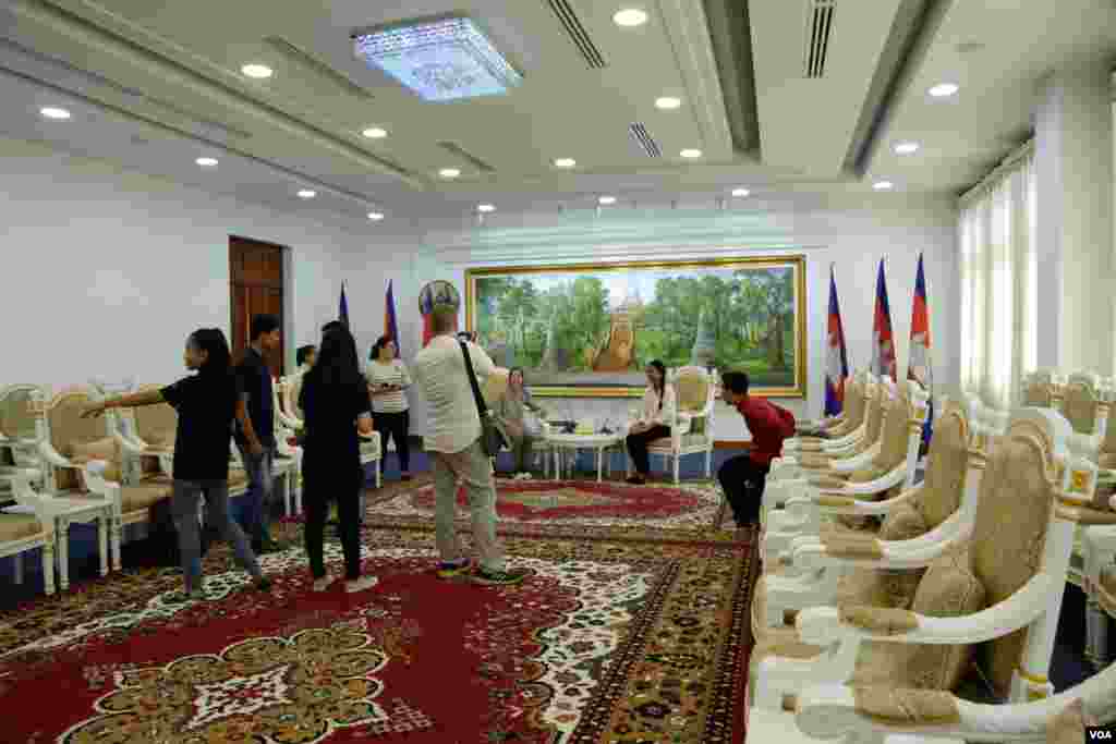 អ្នកទស្សនា​ថត​រូប​ ក្នុង​បន្ទប់​ជំនួប​ប្រជុំ​ ក្នុង​អគារ​ធំ​នៃ​សាលា​រាជធានី​ភ្នំពេញ​ ដែល​បាន​បើក​ឲ្យ​ចូល​ទស្សនា​ជា​សាធារណៈ​ នៅ​ទិវា​បេតិកភណ្ឌ​ កាល​ពី​ថ្ងៃ​ទី​៣០​ ខែ​កញ្ញា​ ឆ្នាំ​២០១៧។ (នូវ​ ពៅ​លក្ខិណា​/VOA) ​