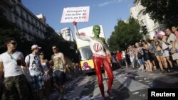 Parade kaum homoseksual atau gay di Madrid, Spanyol (foto: dok). Serbia melarang parade gay di Belgrade dengan alasan keamanan. 
