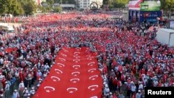 បាតុករ​រាប់ពាន់​នាក់​កាន់​ទង់ជាតិ​របស់​តួកគី​ក្នុង​ពេល​ដើរ​ក្បួន​ប្រឆាំង​នឹង​ការ​វាយប្រហារ​យោធា​របស់​ក្រុម Kurd ទៅ​លើ​កងកម្លាំង​សន្តិសុខ​តួកគី នៅ​ក្នុង​ក្រុង​អង់ការ៉ា (Ankara) ប្រទេស​តួកគី កាលពី​ថ្ងៃទី១៧ ខែកញ្ញា ឆ្នាំ២០១៥។