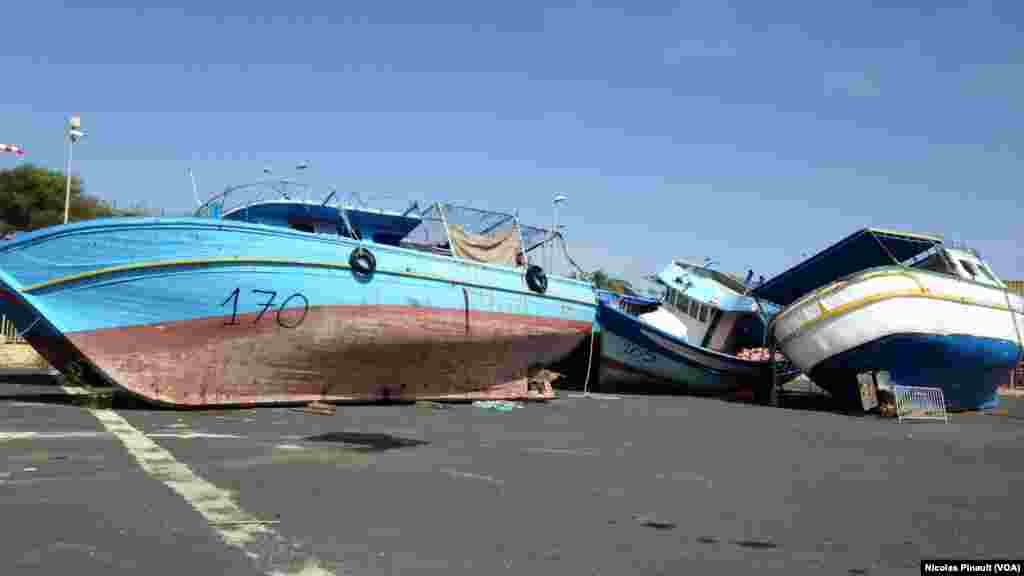 Ce site rend hommage aux victimes qui sont mortes en tentant de rejoindre l&#39;Europe en traversant la Méditerranée sur des embarcations de fortunes, Pozzallo, Sicile, 7 octobre 2015 (Nicolas Pinault/VOA). &nbsp;