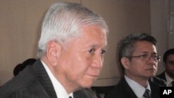 Philippines Foreign Affairs Secretary Albert del Rosario (in foreground) and Foreign Affairs Spokesman Ed Malaya (in background) at a news briefing with the Foreign Correspondents Association of the Philippines on July 1, 2011