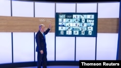 토마스 바흐 국제올림픽위원회(IOC) 위원장이 8일 스위스 로잔에서 올해 도쿄올림픽에 출전할 난민팀 선수 명단을 공개했다.