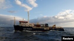 Kapal penyelamat migran "Sea-Watch 3" yang dioperasikaoleh LSM Jerman, Sea-Watch, terlihat berada di perairan Malta, Laut Mediterania, 3 Januari 2019. (Foto: dok). 