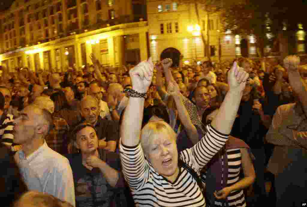 ოპოზიციის მხარდამჭერები მიტინგის დროს, 1 ოქტომბერი, 2012