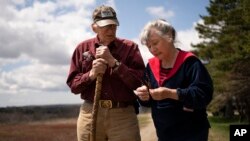 Meri Emerson sa suprugom Delom, koji se godinama bavi uzgajanjem borovnica.