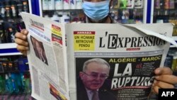 Un journal algérien titre "rupture" entre le Maroc et l'Algérie à Alger, le 25 août 2021. 