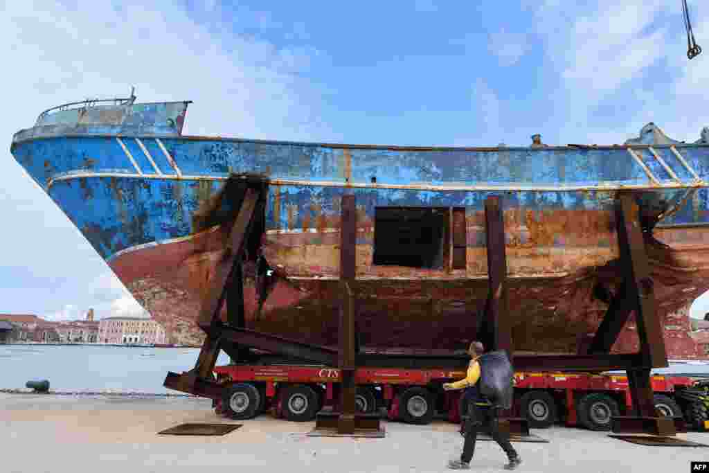 នាវា​នេសាទ​មួយ​ឈ្មោះ&laquo;Barca Nostra&raquo; (នាវាយើង) ដែល​បាន​លិច​កាលពី​ថ្ងៃទី​១៨ មេសា​ ឆ្នាំ២០១៥ ហើយ​មានត្រី​រាប់រយ​ក្បាល​បាន​ជាប់​នៅ​ក្នុង​នោះ​ ត្រូវ​បាន​គេ​ដំឡើង​នៅ​អតីត​កំពង់ផែ​របស់​ទីក្រុង Venice ប្រទេស​អ៊ីតាលី។ &nbsp;