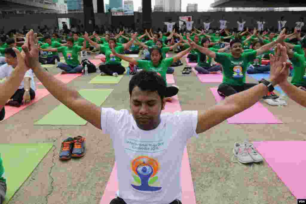 ប្រជាពលរដ្ឋប្រមាណជាង១០០០នាក់ប្រមូលផ្ដុំគ្នានៅពហុកីឡាដ្ឋានអូឡាំពិកនៃរាជធានីភ្នំពេញ នៅថ្ងៃអាទិត្យ ទី១៩ ខែមិថុនា ឆ្នាំ២០១៦ ដើម្បីប្រារព្ធទិវាយោគៈអន្តរជាតិក្នុងគោលបំណងរក្សាសុខភាពឲ្យបានប្រសើរជាងមុន។ មនុស្សទូទាំងពិភពលោកនាំគ្នាហាត់យោគៈដើម្បីរក្សាសុខភាពឲ្យបានល្អ និងដើម្បីឲ្យតម្លៃ ប្រពៃណីឥណ្ឌាបុរាណ។(ឡេង ឡែន/VOA)&nbsp;