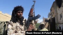 Un membre de l'armée nationale libyenne lors des affrontements avec des militants islamistes à Benghazi, en Libye, le 6 juillet 2017.