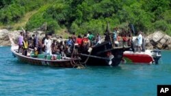 Kapal yang mengangkut sekitar 73 pengungsi Rohingnya ini ditahan oleh pihak berwenang saat berada di perairan Phuket, Thailand, 1 Januari 2013. (AP Photo). Thailand telah mengijinkan PBB untuk menemui sekitar 850 tahanan, yang sebagian besar diduga merupakan pengungsi Rohingnya (16/1).