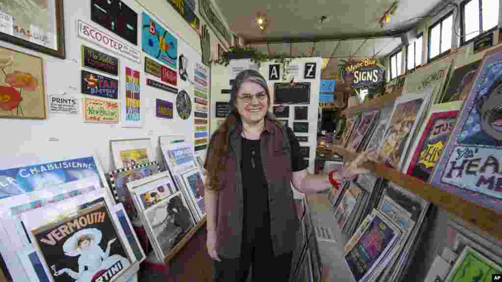 Yvette Rutledge est propriétaire d&rsquo;un magasin vendant des tableaux Mystic Blue situé près de l&#39;endroit où Vera Smith est morte suite à l&#39;ouragan Katrina il y a dix ans à Nouvelle Orléans.