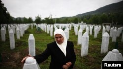 Seorang perempuan Bosnia mengunjungi makam korban kejahatan perang Bosnia di dekat Srebrenica (foto: dok). 