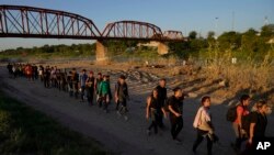 미 남부국경으로 몰리는 불법 이주자들 (자료사진)