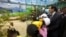 Presiden Taiwan saat itu, Ma Ying-jeou, didampingi oleh 500 orang yatim dan anak-anak dari keluarga miskin saat ia menengok Tuan Tuan dan Yuan Yuan dua panda raksasa hadiah dari China, di Kebun Binatang Kota Taipei, Muzha, 24 Januari 2009 (foto: Reuters/Guo Ru-hsiao/Pool)