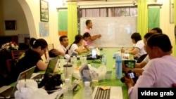 លោក​នួន ស៊ីដារ៉ា អ្នកសម្របសម្រួល​​គម្រោង​ជម្រើសផ្លូវភេទនិង​អត្តសញ្ញាណ​យេនឌឺរ (SOGI) នៃ​មជ្ឈមណ្ឌល​សិទ្ធិមនុស្ស​កម្ពុជា​ និង​ក្រុម​ការងារ។