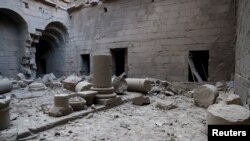 Sebuah bangunan kuno rusak akibat serangan udara pasukan Suriah di Bosra al-Sham, Deraa, Rabu (23/12).