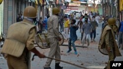 Polisi India bentrok dengan para demonstran yang marah di Srinagar, ibukota Kashmir-India, Senin (11/7). 