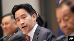 មេដឹកនាំ​គណបក្ស​ Move Forward Party Pita Limjaroenrat ឆ្លើយ​សំណួរ​អ្នកកាសែត​ម្នាក់​អំឡុង​សន្និសីទ​កាសែត​ក្នុង​ទីក្រុងបាងកក​ប្រទេស​ថៃ​កាលពីថ្ងៃព្រហស្បតិ៍​ទី១៨ ឧសភា ឆ្នាំ២០២៣។