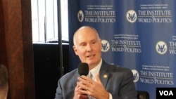 美国国会众议院中共问题特设委员会主席约翰·穆勒纳尔2025年2月11日出席世界政治学院活动，讨论美国如何应对中国挑战。(美国之音记者李逸华拍摄)