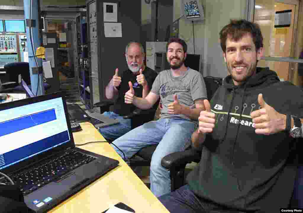 Reboot team at NASA Ames “McMoons” control room gives a “thumbs up” once gaining control of the decommissioned satellite. (ISEE-3 Reboot Project)