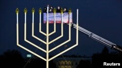 Vashingtonga o'rnatilgan toqqiz metrli Xanuka shami, 27-noyabr, 2013-yil