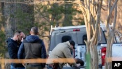 Policija obavlja istragu na mestu pucnjave u Arkabutli u Misisipiju, 17. februara 2023. 