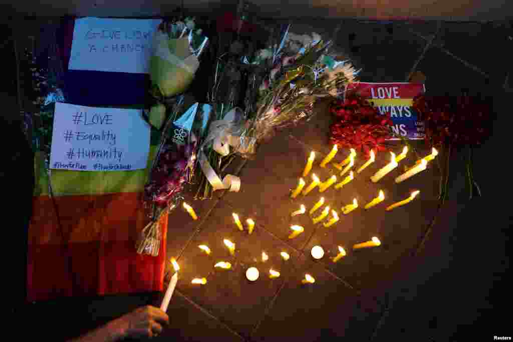 Tunawa da wadanda suka mutu a harbin garin Orlando.