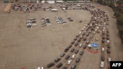 რიგი კოვიდ-19-ზე ტესტირების ცენტრთან ლოს-ანჯელესში, დოდჯერების სტადიონზე. აშშ.