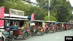 រូបឯកសារ៖ រ៉ុឺម៉ក​កង់​បី​កំពុង​រង់​ចាំ​ដឹក​ភ្ញៀវជាតិ​និង​អន្តរជាតិ​ទៅ​ទស្សនា​​ស្នាដៃ​ថត​រូប​​​ដែល​ត្រូវ​បាន​ដាក់​បង្ហាញ​នៅ​តាម​ទីតាំង​ខុស​ៗ​គ្នា​ក្នុង​រាជធានី​ភ្នំពេញ​កាល​ពី​ថ្ងៃទី​០៦ ខែ​តុលា ឆ្នាំ ២០១៨។ (ទុំ ម្លិះ/VOA)