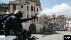 Des policiers interviennent lors d'une manifestation à Antananarivo, le 21 avril 2018.