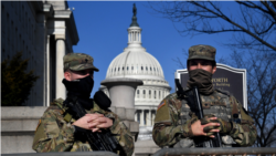 Pripadnici Nacionalne garde ispred zgrade Kongresa
