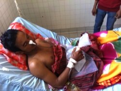 រូប​ឯកសារ៖ លោក សូ ណាំង អាយុ​២៧​ឆ្នាំ ជា​កម្មករ​ម្នាក់​ដែល​ត្រូវ​សមត្ថកិច្ច​បាញ់​ធ្លាយ​ពោះវៀន។ លោក​កំពុង​សម្រាក​លើ​គ្រែ​ដោយ​ដាក់​អុកស៊ីសែន​តាម​ច្រមុះ​ក្នុង​មន្ទីរពេទ្យ​លោកសង្ឃ ឬ​មន្ទីរពេទ្យ​ព្រះ​កុសមៈ។ (ឃួន ធារ៉ា/VOA)