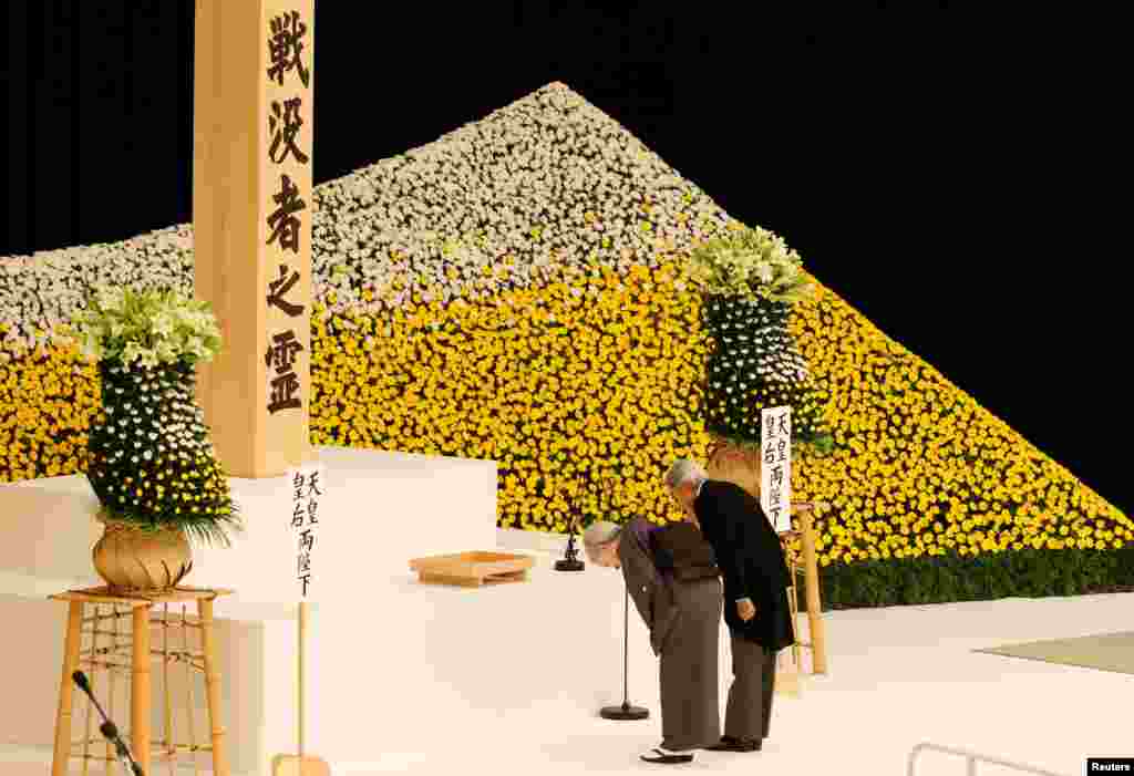 Sarki Akihito (Hannun Dama) da Sarauniya Michiko sun rusuna a dakin taro na Budokan dake birnin Tokyo ranar bikin cika shekaru 72 da mika wuyan Japanawa a lokacin yakin duniya na biyu don girmama mamatan da yakin ya lashe.